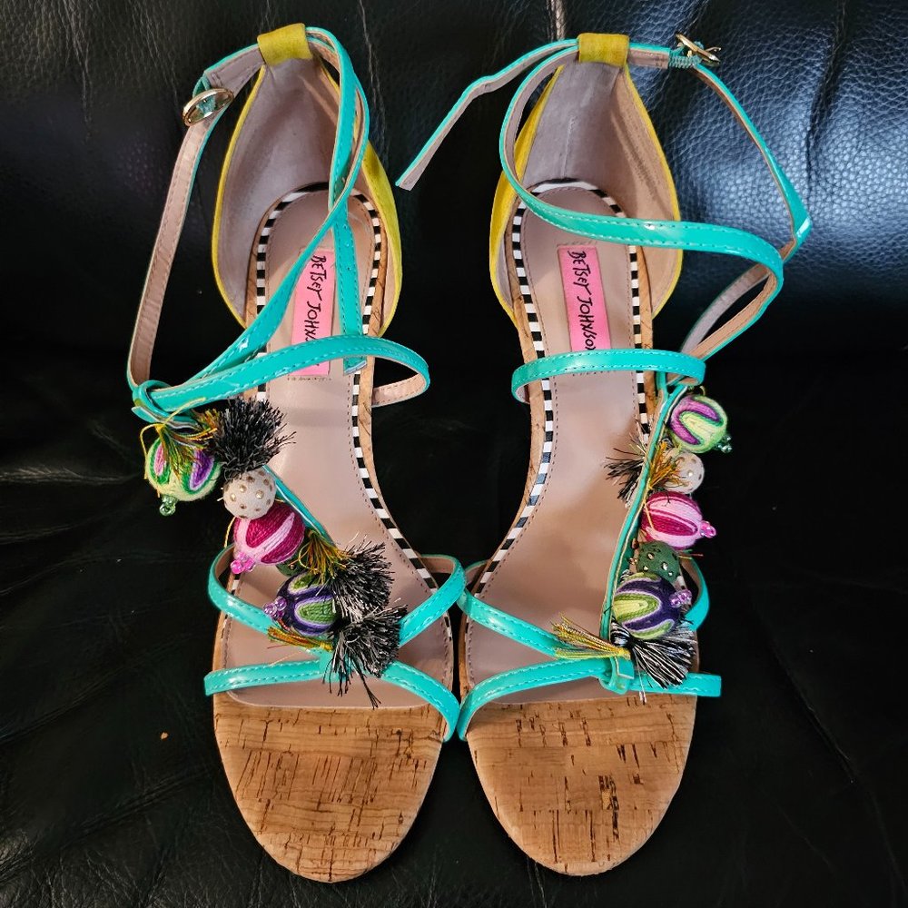 BETSY JOHNSON HEEL USED SIZE 9.5 YELLOW AND POKADOT HEEL